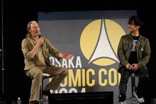 左からマッツ・ミケルセン、小島秀夫。