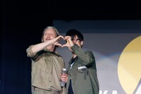 左からマッツ・ミケルセン、小島秀夫。