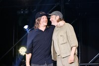 左からノーマン・リーダス、マッツ・ミケルセン。