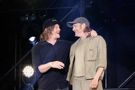 左からノーマン・リーダス、マッツ・ミケルセン。