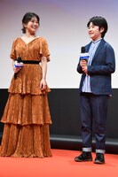 左から佐津川愛美、中須翔真。