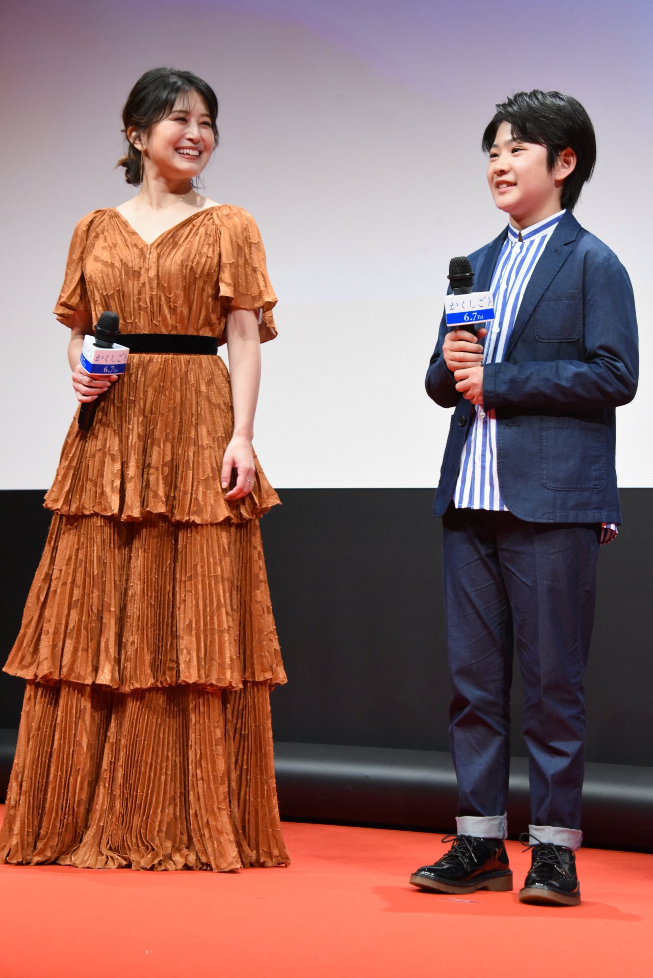 左から佐津川愛美、中須翔真。