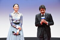 左から杏、奥田瑛二。