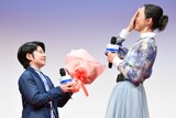 中須翔真（左）の「僕のお母さんになってくれてありがとう」という言葉に顔を覆う杏（右）。