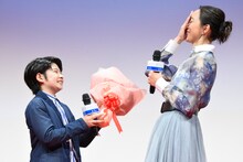 中須翔真（左）の「僕のお母さんになってくれてありがとう」という言葉に顔を覆う杏（右）。