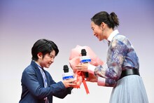 中須翔真（左）から花束を受け取る杏（右）。