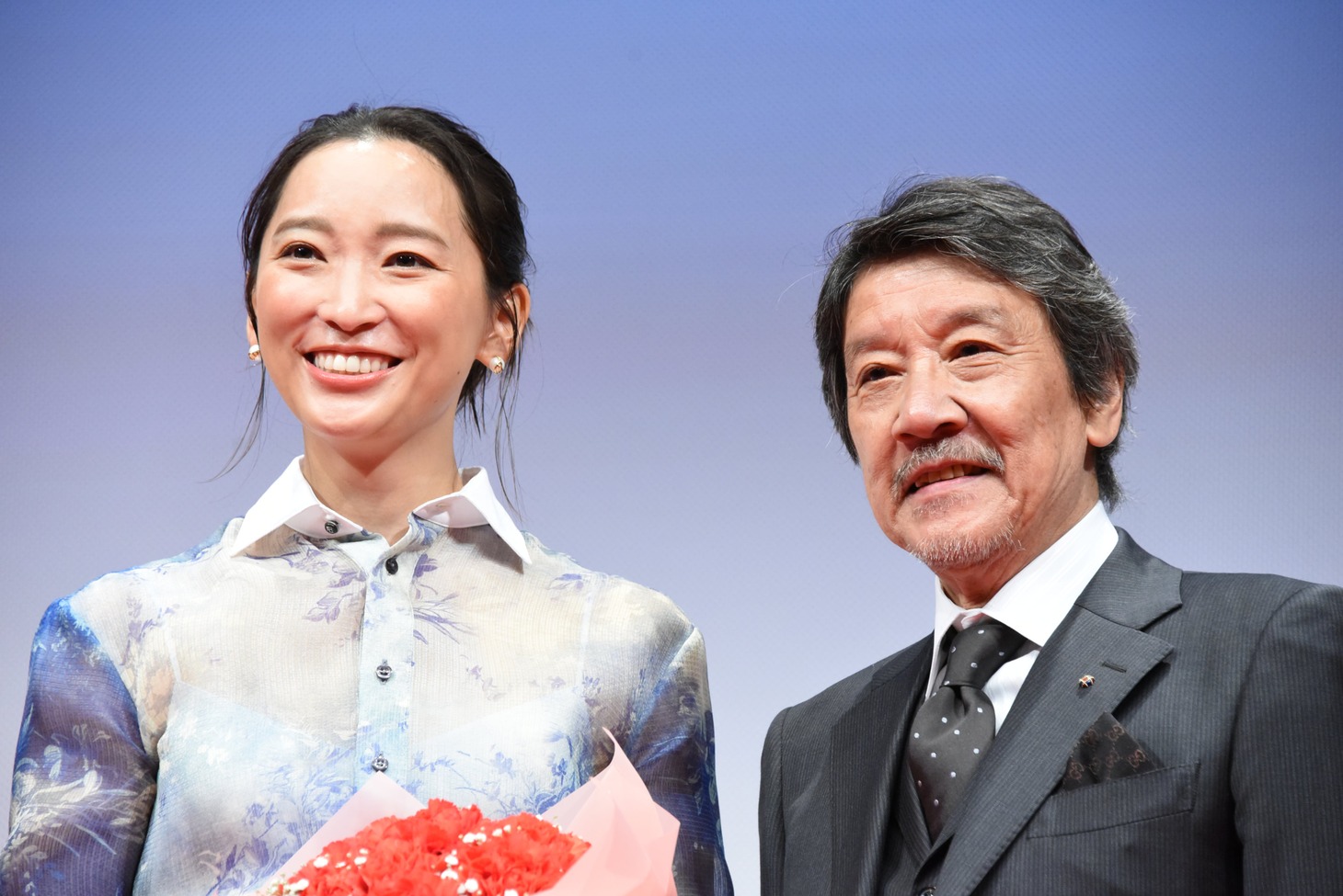 左から杏、奥田瑛二。