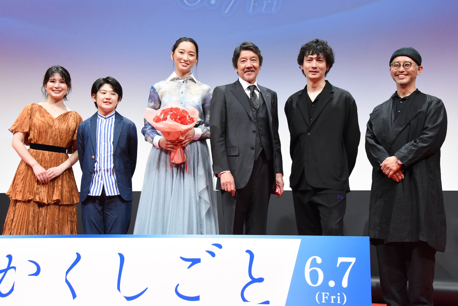 映画「かくしごと」完成披露舞台挨拶の様子。左から佐津川愛美、中須翔真、杏、奥田瑛二、安藤政信、関根光才。