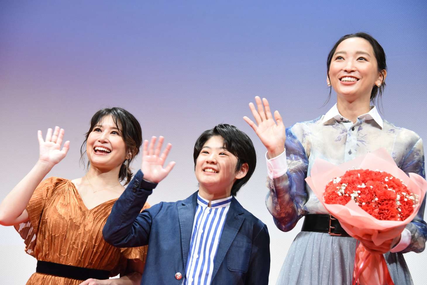 左から佐津川愛美、中須翔真、杏。