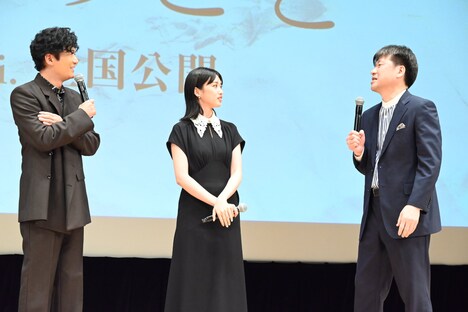 左から稲垣吾郎、河合優実、佐藤二朗。