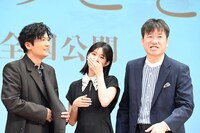 フォトセッションでも笑いが絶えない稲垣吾郎（左）、河合優実（中央）、佐藤二朗（右）。