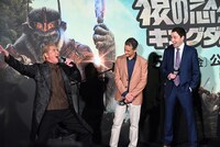 プロキシマス・シーザーのセリフを全身で再現する竹内力（左）。