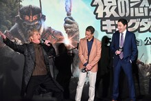 プロキシマス・シーザーのセリフを全身で再現する竹内力（左）。