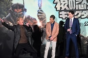 プロキシマス・シーザーのセリフを全身で再現する竹内力(左)。