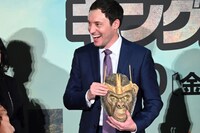 今宿人形を贈呈されたウェス・ボール。