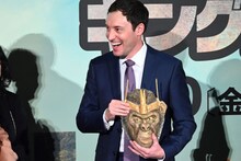 今宿人形を贈呈されたウェス・ボール。