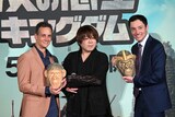 左からジョー・ハートウィック、松岡禎丞、ウェス・ボール。「ほかの先品に勝る（マサル）」という意味を込めて今宿人形が来日ゲストに贈られた。