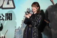 今宿人形を持つ小松未可子。