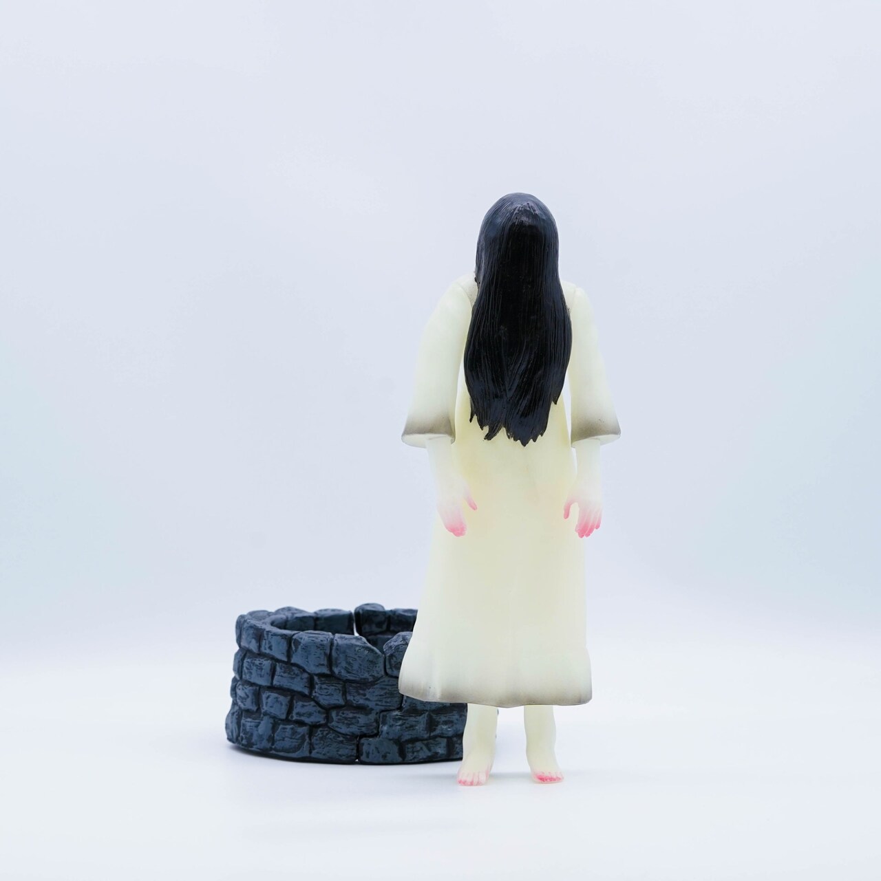 貞子が光る…古井戸とセットになった蓄光版ソフビが発売 - 映画