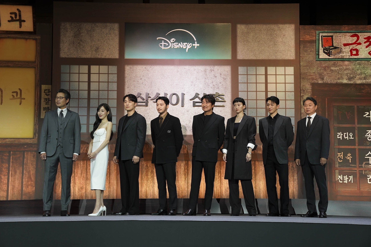 「サムシクおじさん」オンライン会見の様子。左からユ・ジェミョン、ティファニー、ソ・ヒョヌ、ピョン・ヨハン、ソン・ガンホ、チン・ギジュ、オ・スンフン、チュ・ジンモ。