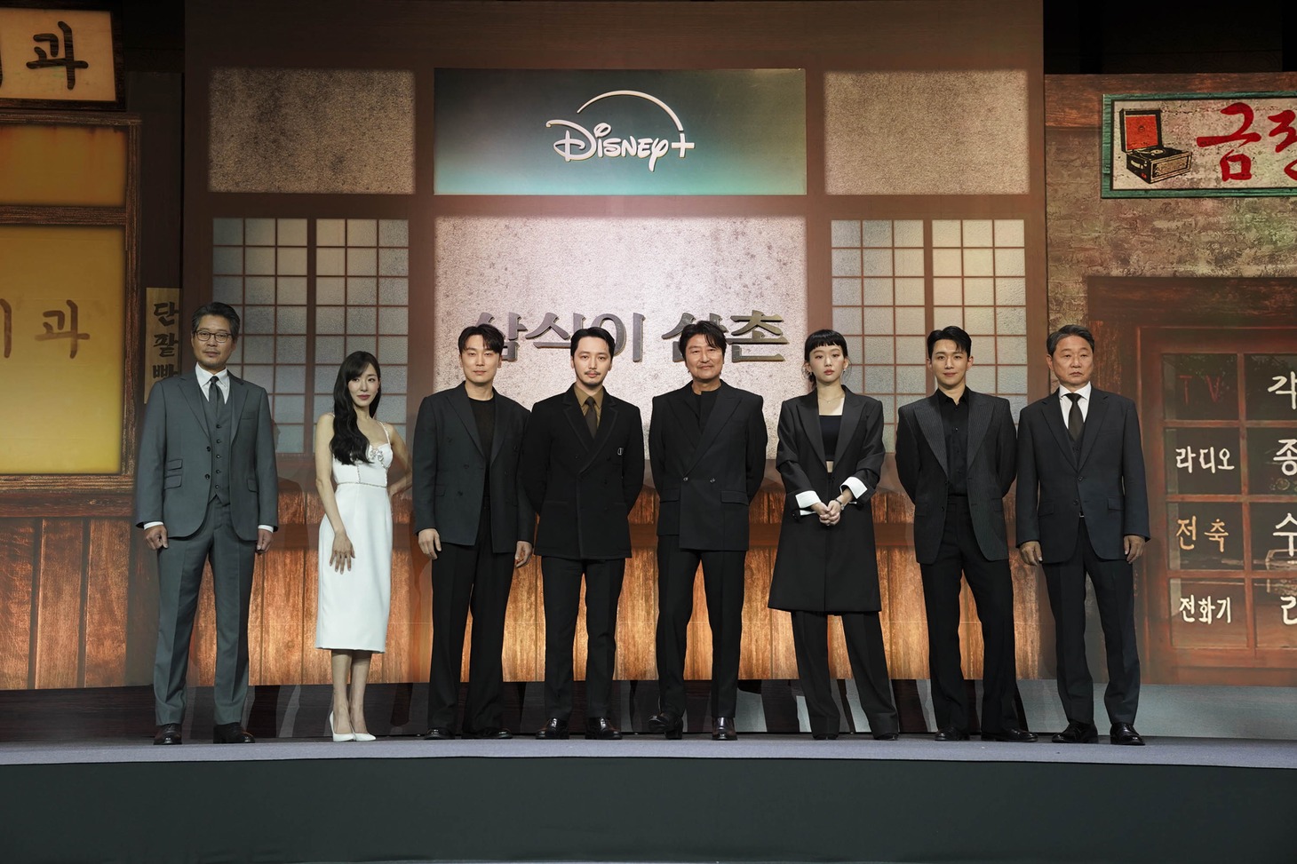 「サムシクおじさん」オンライン会見の様子。左からユ・ジェミョン、ティファニー、ソ・ヒョヌ、ピョン・ヨハン、ソン・ガンホ、チン・ギジュ、オ・スンフン、チュ・ジンモ。