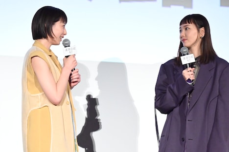 新垣結衣（右）に「会うのを楽しみに現場に行っていた」と話しかける夏帆（左）。