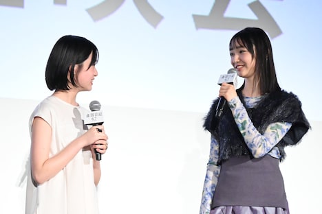 撮影の合間にも一緒にカフェに行ったことを話す小宮山莉渚（右）と、笑顔で話を聞く早瀬憩（左）。