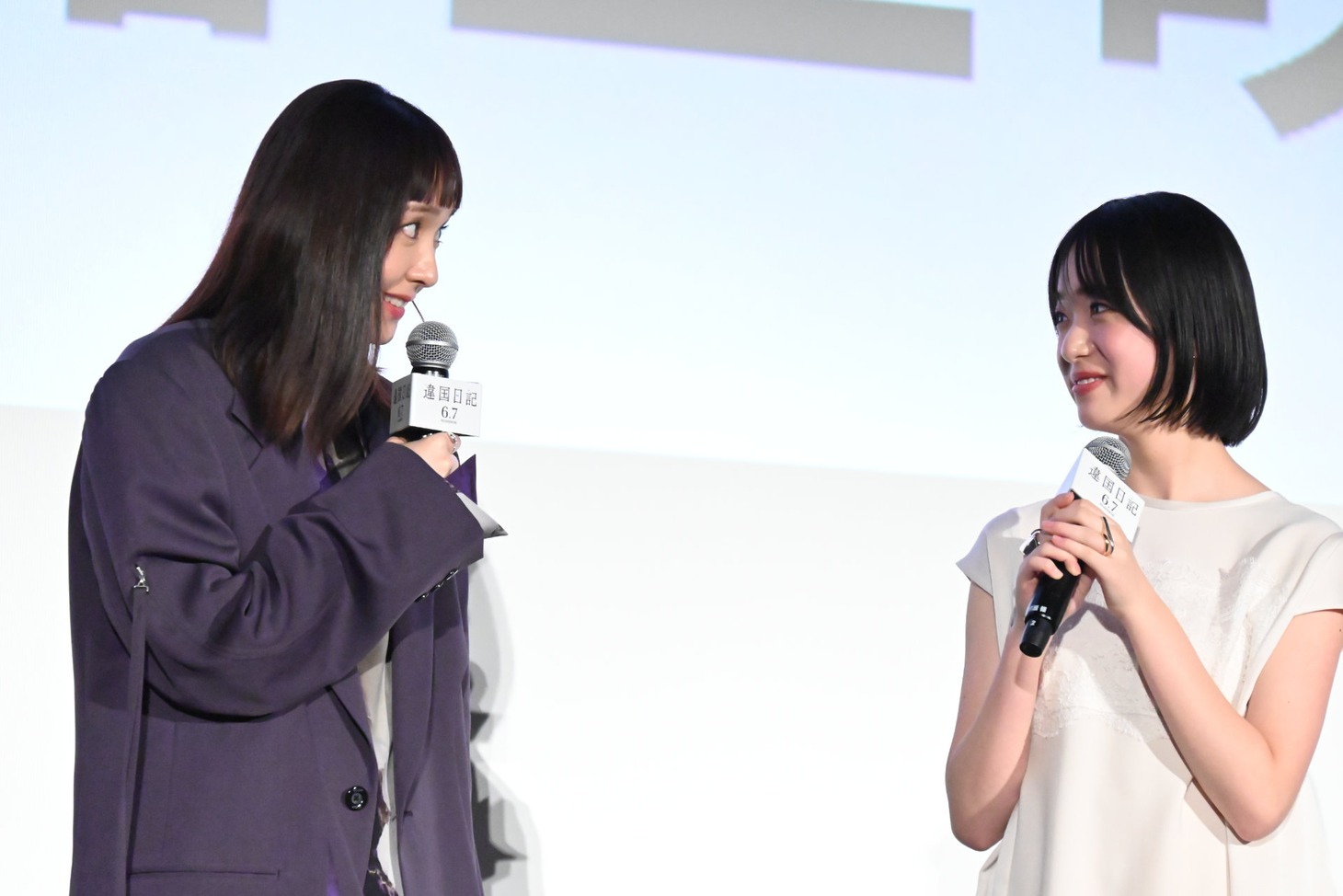 「と、私は思ってるんですが……？」と早瀬憩（右）に目線を送る新垣結衣（左）。