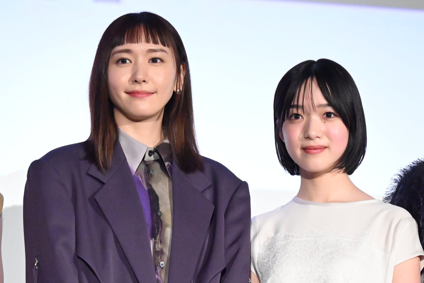 「違国日記」完成披露上映会に登壇した新垣結衣（左）と早瀬憩（右）。