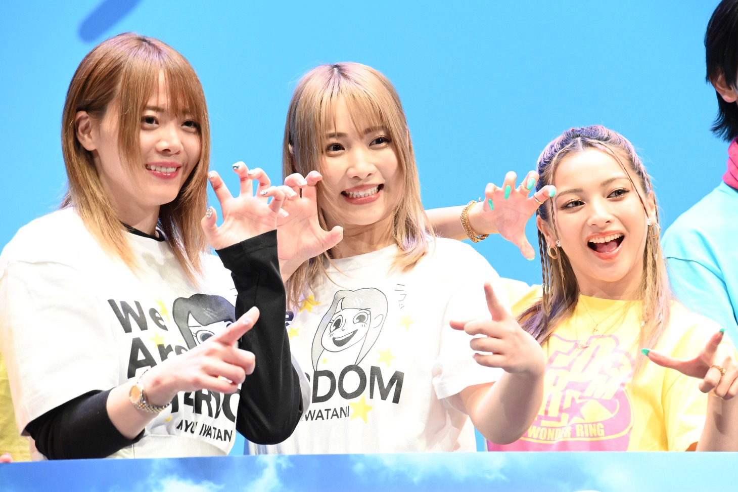 「家出レスラー」完成披露試写会の様子。左から岩谷麻優、平井杏奈、木村有希。
