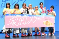 「家出レスラー」完成披露試写会の様子。左から向後桃、朱里、岩谷麻優、平井杏奈、木村有希、中本大賀、竹若元博。