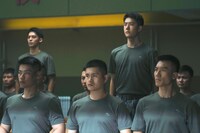 「ボーン・トゥ・フライ」場面写真