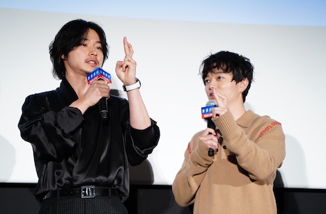 呪印の形を染谷将太(右)に教える山崎賢人(左)。