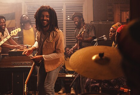 「ボブ・マーリー:ONE LOVE」より、キングズリー・ベン=アディル演じるボブ・マーリー(中央)。