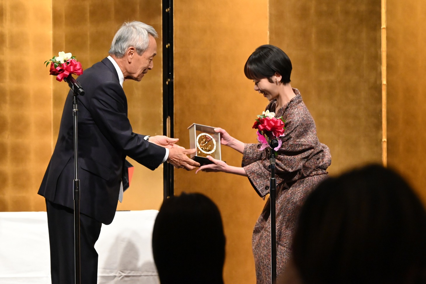 趣里（右）