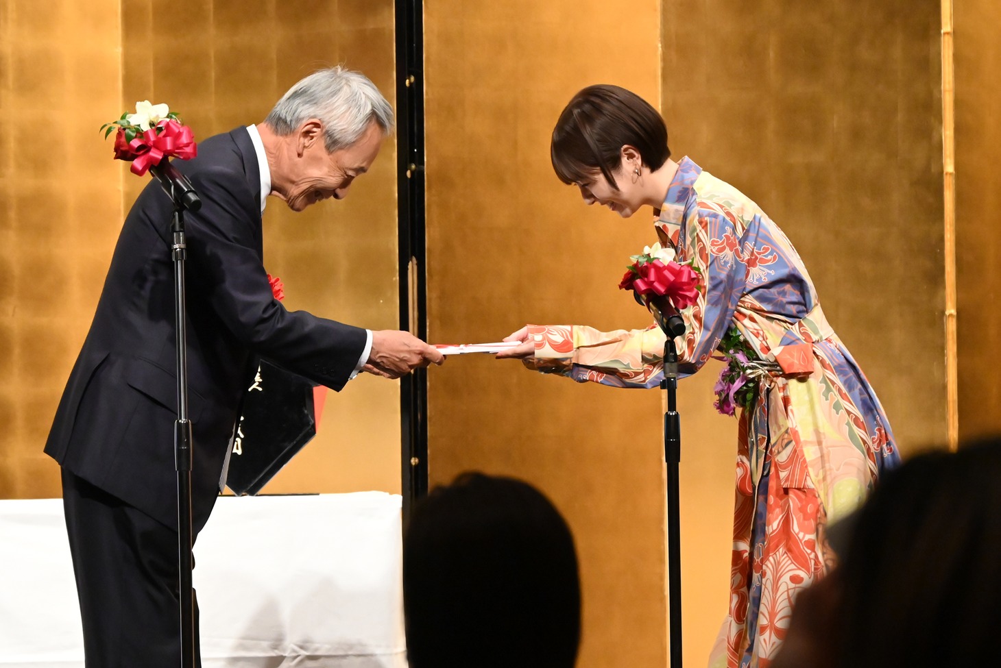 目録を受け取る浜辺美波。
