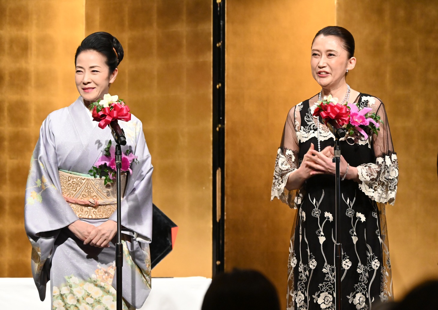 ドラマ「ひとりぼっち ―人と人をつなぐ愛の物語―」に出演した坂本冬美（左）、一路真輝（右）。