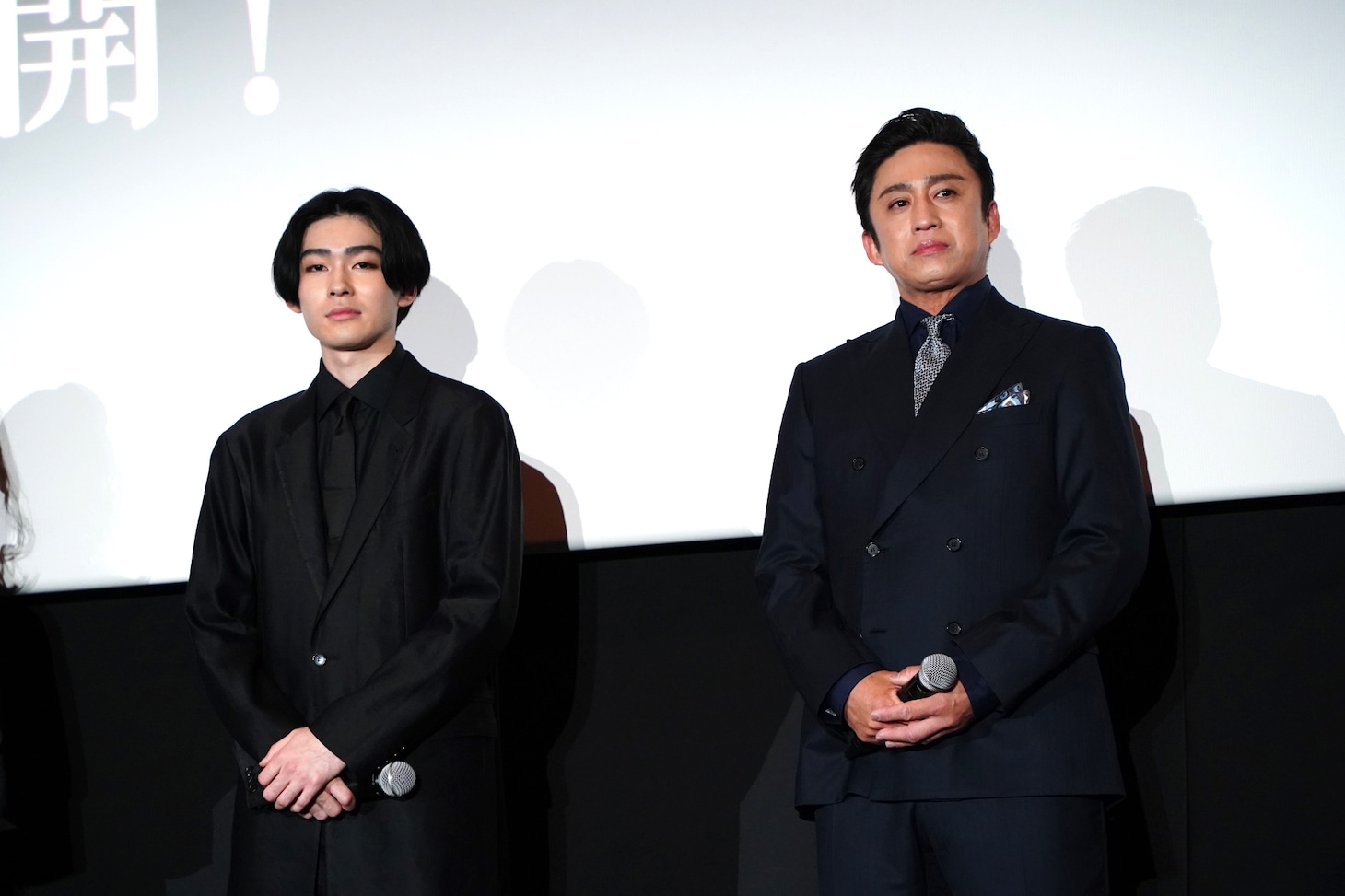 左から市川染五郎、松本幸四郎。