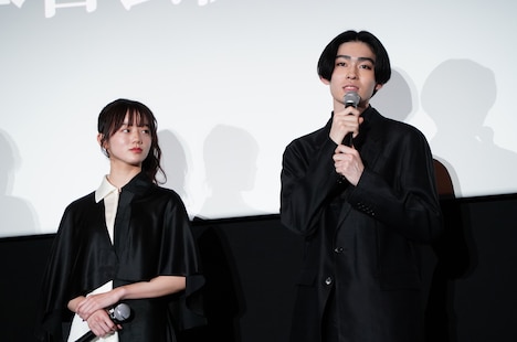 左から中島瑠菜、市川染五郎。