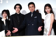 左から中島瑠菜、市川染五郎、松本幸四郎、中村ゆり。