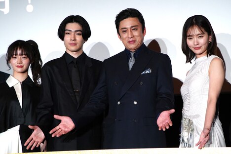 左から中島瑠菜、市川染五郎、松本幸四郎、中村ゆり。