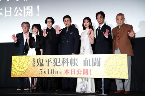 左から山下智彦、中島瑠菜、市川染五郎、松本幸四郎、中村ゆり、北村有起哉、柄本明。