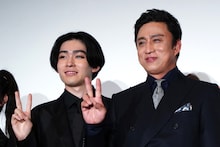 「劇場版 鬼平犯科帳 血闘」公開記念舞台挨拶の様子。観客のフォトセッションでピースサインを見せる松本幸四郎（右）と市川染五郎（左）。