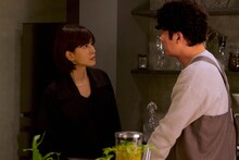 「燕は戻ってこない」より、内田有紀演じる草桶悠子（左）と稲垣吾郎扮する草桶基（右）。(c)NHK
