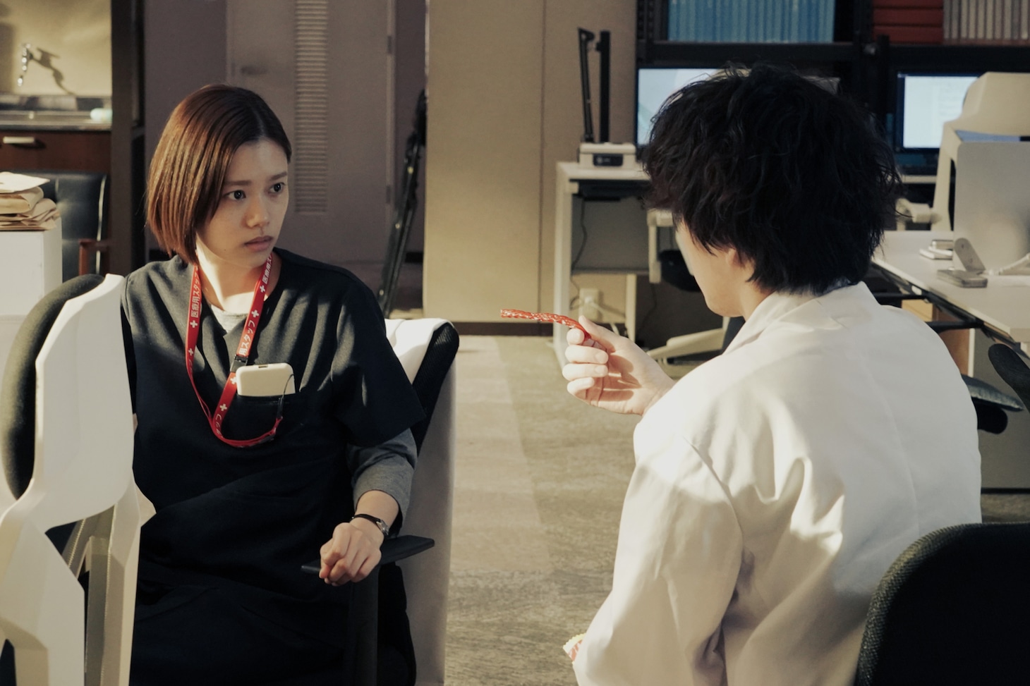 「アンメット ある脳外科医の日記」より、杉咲花演じる川内ミヤビ（左）と若葉竜也扮する三瓶友治（右）。