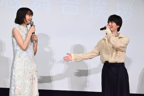 見上愛（左）に「アドバイスしているんです」と話す青木柚（右）。