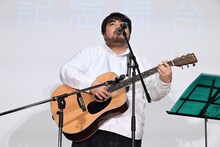 主題歌「君はきっとずっと知らない」を演奏するスカート・澤部渡。