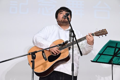 主題歌「君はきっとずっと知らない」を演奏するスカート・澤部渡。