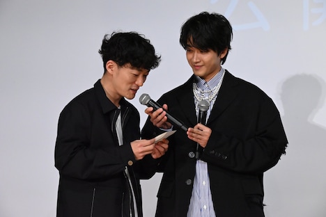 手紙を読む松居大悟（左）にマイクを向ける佐藤寛太（右）。