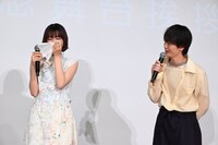 涙を見せる見上愛（左）にハンカチを手渡せず「田中は持ってるべきだった……」と悔しがる青木柚（右）。